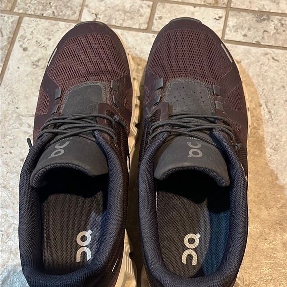 Maroon On Cloud 5 - Picture 5 of 7